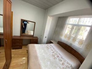 Бакы, старое здание 4 комната, арендовать, 100 м²  , Јасамал рајону, Јасамал гәс.