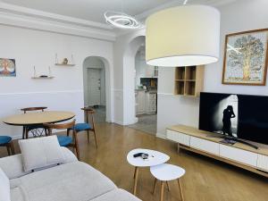 Бакы, новостройка 2 комната, посуточная аренда, 100 м²  , Хәтаи рајону, Ағ шәһәр