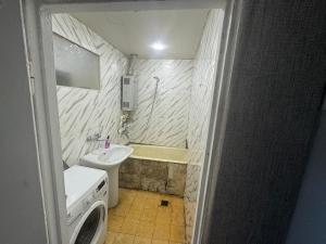 Бакы, старое здание 3 комната, арендовать, 80 м²  , Бинәгәди рајону, 7-ҹи микрорајон