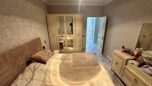 Бакы, старое здание 5 комната, продажа, 120 м²  , Сураханы рајону, Јени Ҝүнәшли гәс.