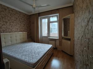 Бакы, старое здание 3 комната, арендовать, 80 м²  , Јасамал рајону
